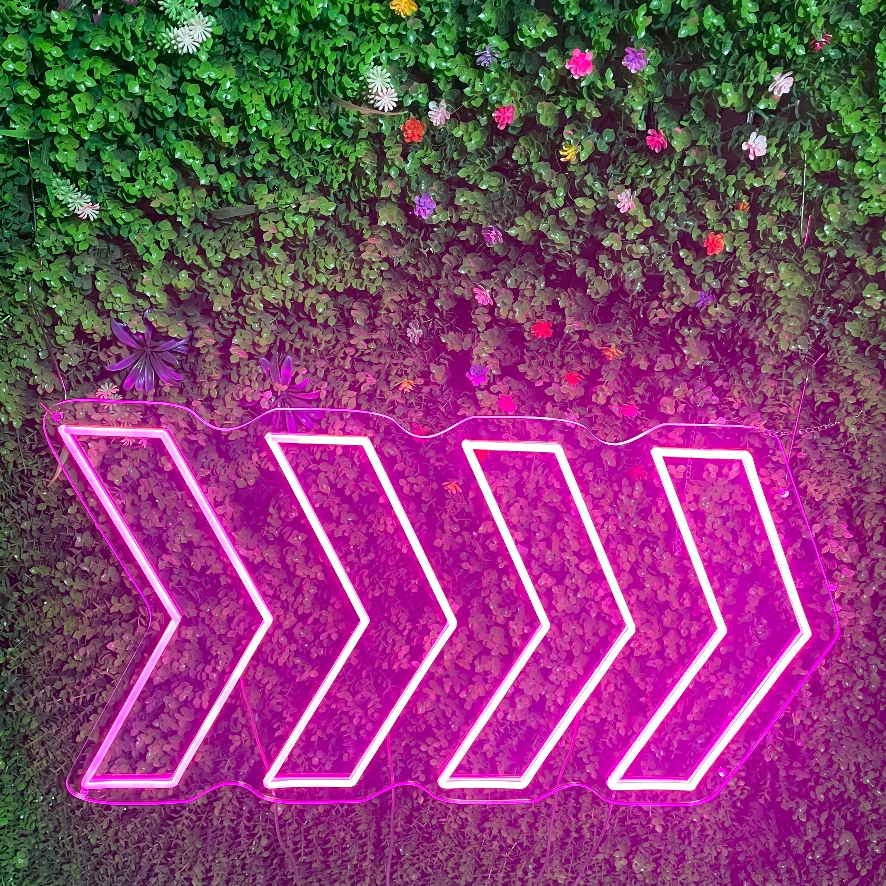 Gradient Flashing Arrow - Eye-catching LED neon sign by NeonCS